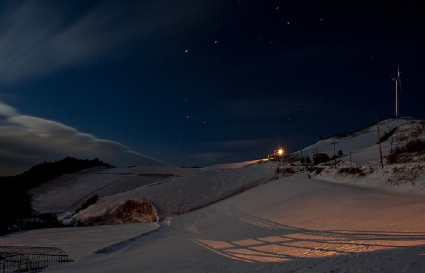 도시의 화려한 야경도 아름답지만 어두운 밤하늘을 수놓은 별빛 아래에 서면 연신 감탄사만 이어질 뿐. 현대인의 메마른 마음은 대자연의 품 안에서 촉촉한 감성으로 젖어든다. 별 하나, 별 둘 헤아리며 낭만에 빠지는 초겨울밤의 이벤트 ‘별보기’.