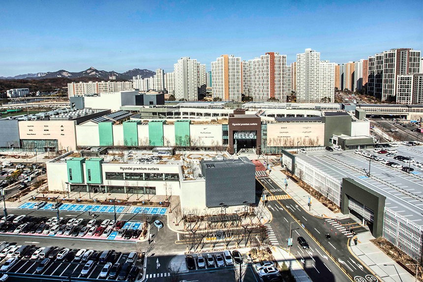 한라가 쇼핑과 예술이 어우러지는 현대프리미엄아울렛 스페이스원(SPACE1) 공사를 최고의 품질로 완성했다. 짧은 공기와 코로나19와 장마로 인한 환경적 어려움까지 겹친 현장의 악조건을 이겨내고 프로젝트를 완수했다. 한라의 시공 노하우가 완성한 프리미엄아울렛의 ‘끝판왕’을 소개한다.