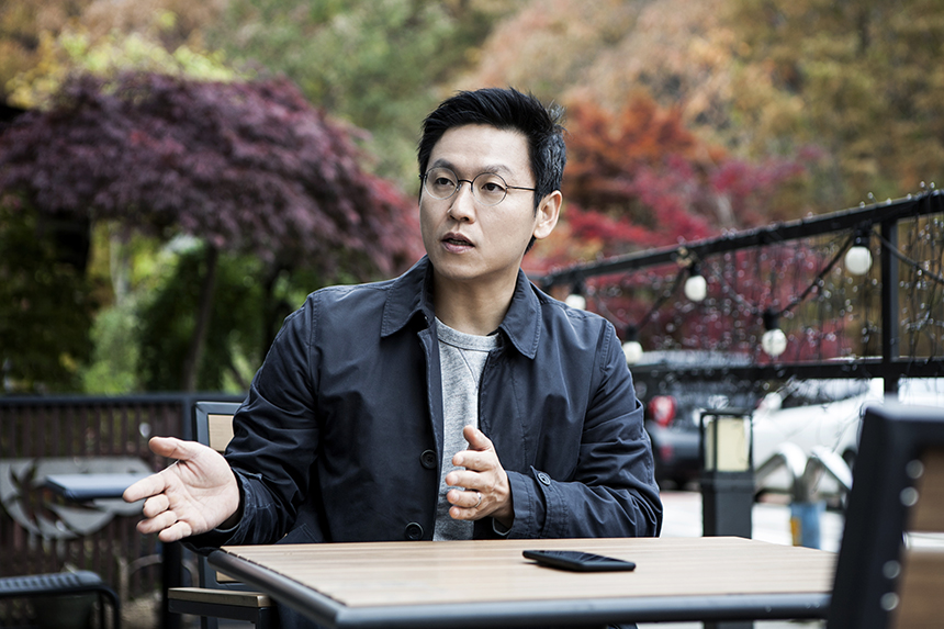 매일 아파트 가격을 이야기하지만, 막상 부동산에 대한 궁금증이 생기면 물어볼 데가 마땅치 않다. 풍문이라도 들을 수 있으면 다행이고, 결국 동네 부동산 업소를 찾아다니며 발품을 팔아야 한다. 지난밤 스마트폰으로 주문한 물건이 새벽에 배송되는 시대, 유독 변화가 느린 분야가 있다면 부동산이 아닐까. 프롭테크 스타트업 ‘디스코’는 여전히 발품에 의존해야 하는 부동산 시장의 후진적 시스템을 개선한다는 방향성을 가지고 창업했다.