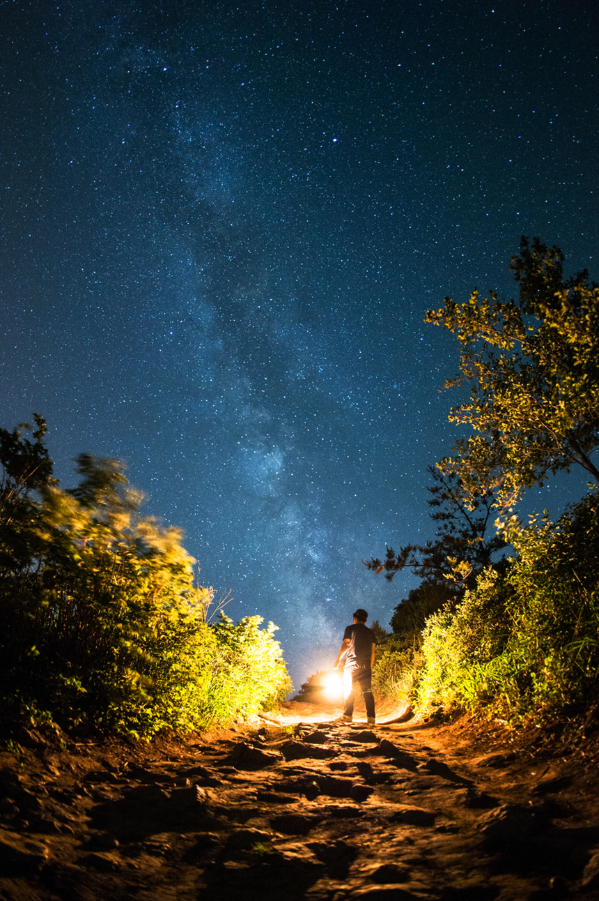 도시의 화려한 야경도 아름답지만 어두운 밤하늘을 수놓은 별빛 아래에 서면 연신 감탄사만 이어질 뿐. 현대인의 메마른 마음은 대자연의 품 안에서 촉촉한 감성으로 젖어든다. 별 하나, 별 둘 헤아리며 낭만에 빠지는 초겨울밤의 이벤트 ‘별보기’.