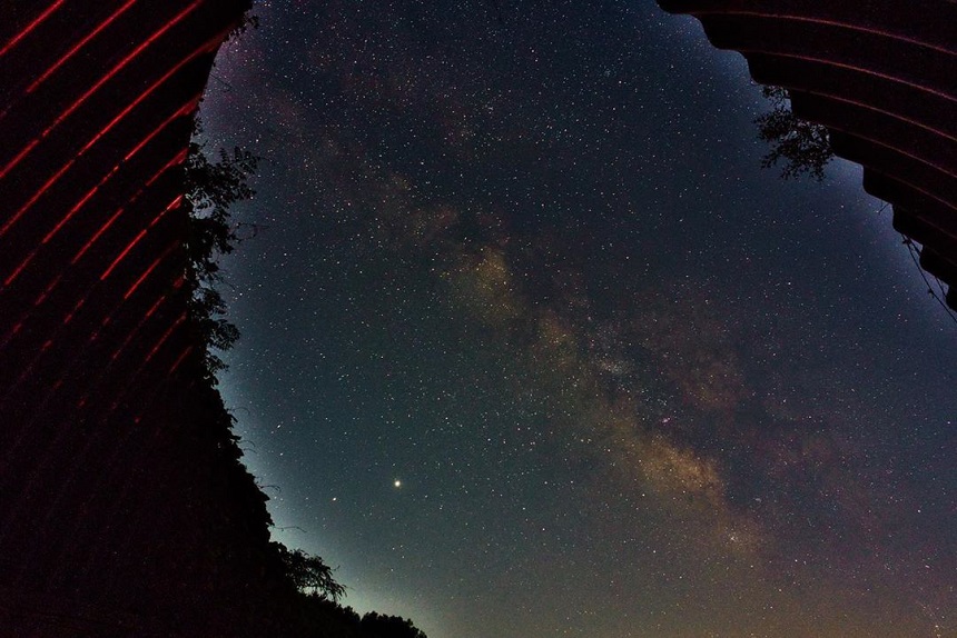 도시의 화려한 야경도 아름답지만 어두운 밤하늘을 수놓은 별빛 아래에 서면 연신 감탄사만 이어질 뿐. 현대인의 메마른 마음은 대자연의 품 안에서 촉촉한 감성으로 젖어든다. 별 하나, 별 둘 헤아리며 낭만에 빠지는 초겨울밤의 이벤트 ‘별보기’.