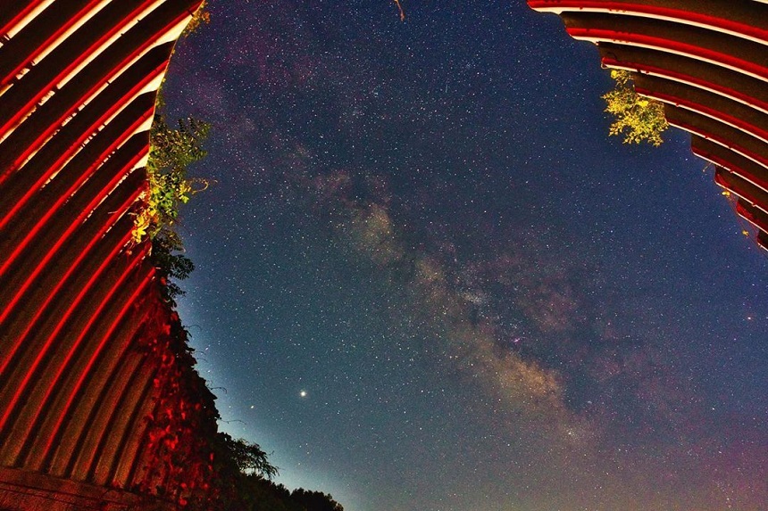 도시의 화려한 야경도 아름답지만 어두운 밤하늘을 수놓은 별빛 아래에 서면 연신 감탄사만 이어질 뿐. 현대인의 메마른 마음은 대자연의 품 안에서 촉촉한 감성으로 젖어든다. 별 하나, 별 둘 헤아리며 낭만에 빠지는 초겨울밤의 이벤트 ‘별보기’.