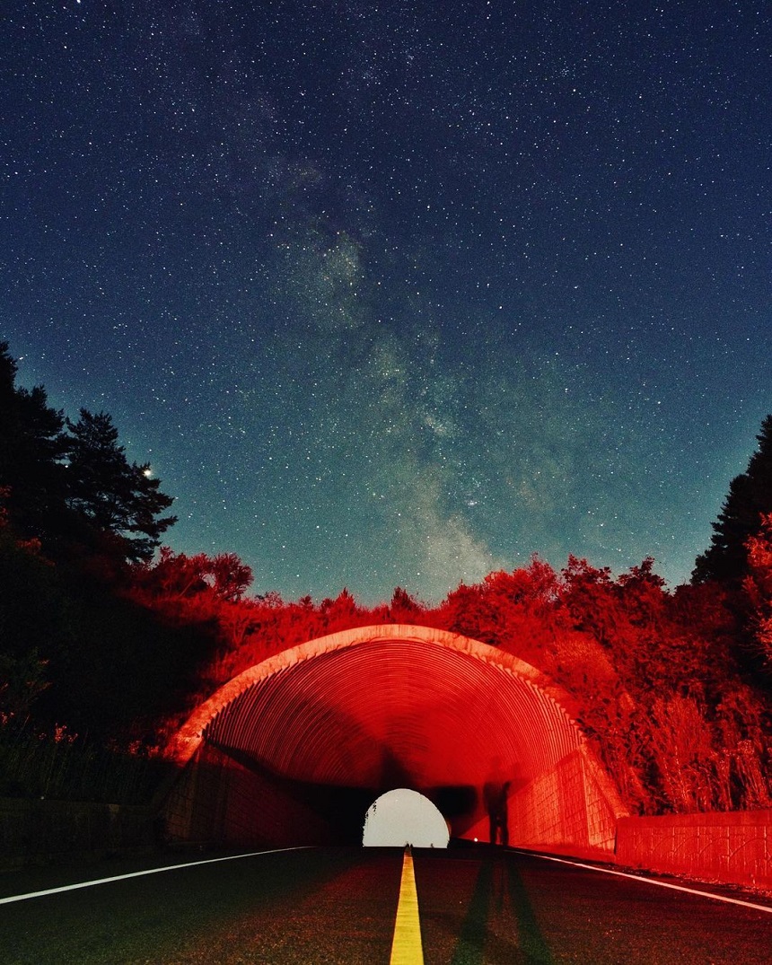 도시의 화려한 야경도 아름답지만 어두운 밤하늘을 수놓은 별빛 아래에 서면 연신 감탄사만 이어질 뿐. 현대인의 메마른 마음은 대자연의 품 안에서 촉촉한 감성으로 젖어든다. 별 하나, 별 둘 헤아리며 낭만에 빠지는 초겨울밤의 이벤트 ‘별보기’.