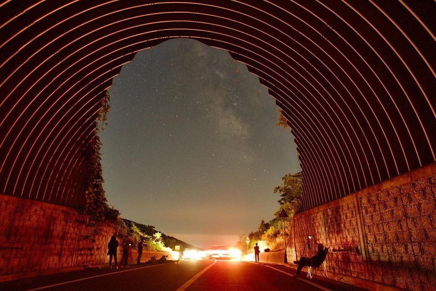 도시의 화려한 야경도 아름답지만 어두운 밤하늘을 수놓은 별빛 아래에 서면 연신 감탄사만 이어질 뿐. 현대인의 메마른 마음은 대자연의 품 안에서 촉촉한 감성으로 젖어든다. 별 하나, 별 둘 헤아리며 낭만에 빠지는 초겨울밤의 이벤트 ‘별보기’.