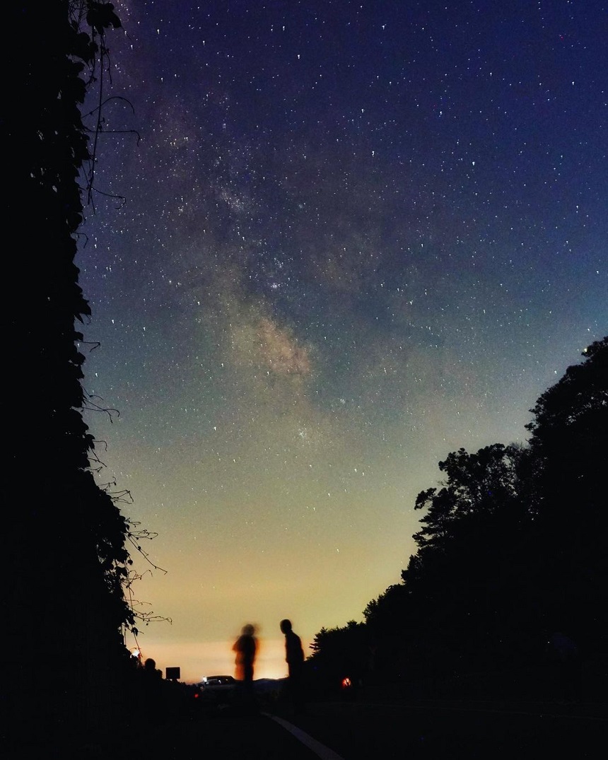 도시의 화려한 야경도 아름답지만 어두운 밤하늘을 수놓은 별빛 아래에 서면 연신 감탄사만 이어질 뿐. 현대인의 메마른 마음은 대자연의 품 안에서 촉촉한 감성으로 젖어든다. 별 하나, 별 둘 헤아리며 낭만에 빠지는 초겨울밤의 이벤트 ‘별보기’.