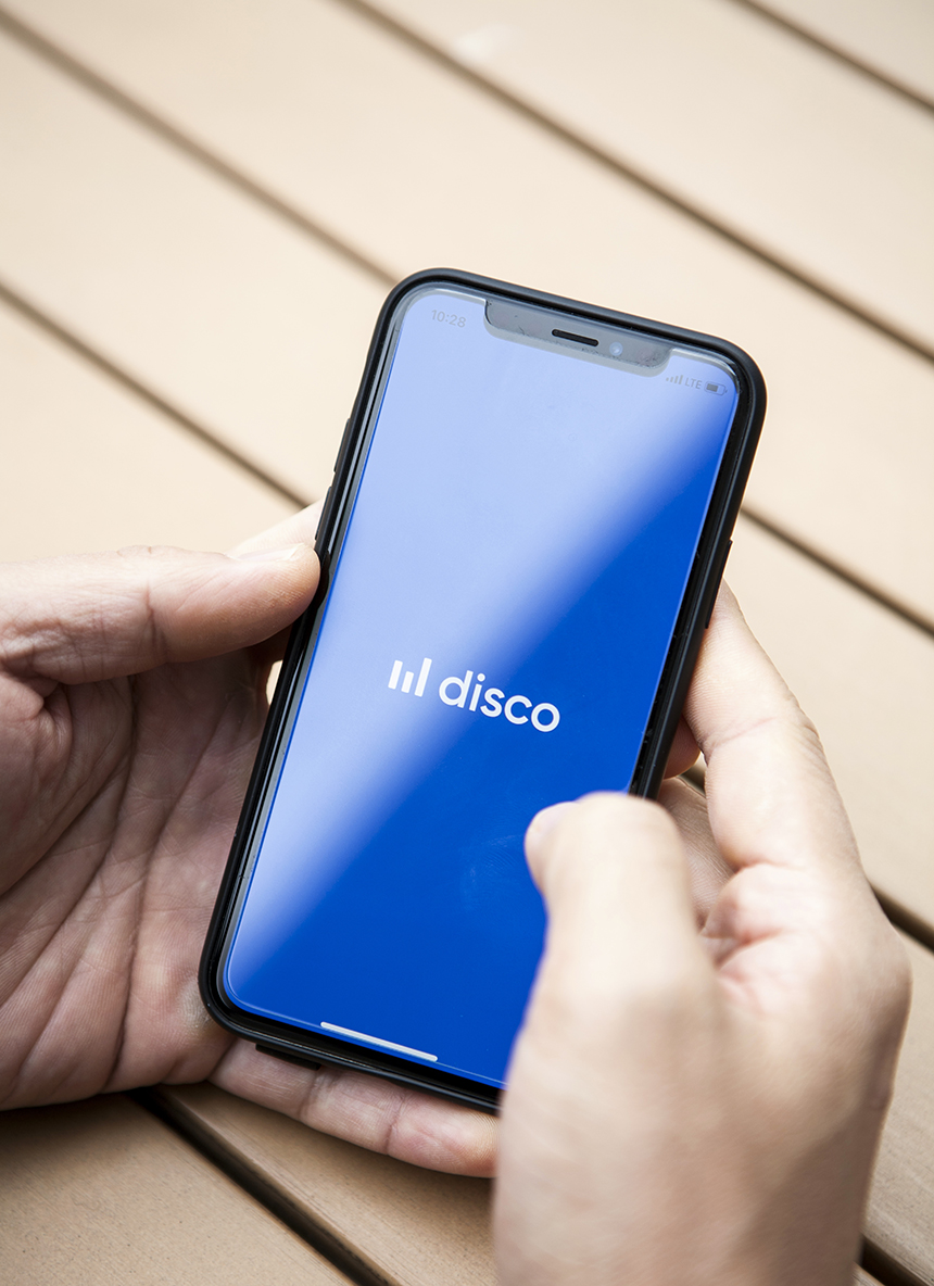 매일 아파트 가격을 이야기하지만, 막상 부동산에 대한 궁금증이 생기면 물어볼 데가 마땅치 않다. 풍문이라도 들을 수 있으면 다행이고, 결국 동네 부동산 업소를 찾아다니며 발품을 팔아야 한다. 지난밤 스마트폰으로 주문한 물건이 새벽에 배송되는 시대, 유독 변화가 느린 분야가 있다면 부동산이 아닐까. 프롭테크 스타트업 ‘디스코’는 여전히 발품에 의존해야 하는 부동산 시장의 후진적 시스템을 개선한다는 방향성을 가지고 창업했다.