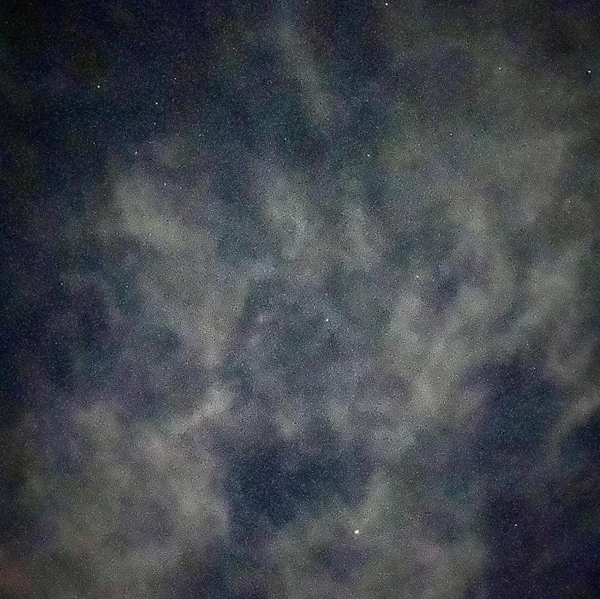 도시의 화려한 야경도 아름답지만 어두운 밤하늘을 수놓은 별빛 아래에 서면 연신 감탄사만 이어질 뿐. 현대인의 메마른 마음은 대자연의 품 안에서 촉촉한 감성으로 젖어든다. 별 하나, 별 둘 헤아리며 낭만에 빠지는 초겨울밤의 이벤트 ‘별보기’.