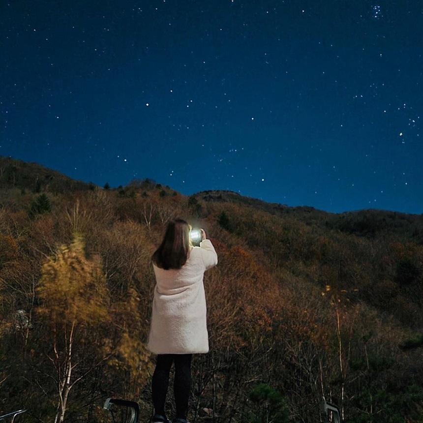 도시의 화려한 야경도 아름답지만 어두운 밤하늘을 수놓은 별빛 아래에 서면 연신 감탄사만 이어질 뿐. 현대인의 메마른 마음은 대자연의 품 안에서 촉촉한 감성으로 젖어든다. 별 하나, 별 둘 헤아리며 낭만에 빠지는 초겨울밤의 이벤트 ‘별보기’.