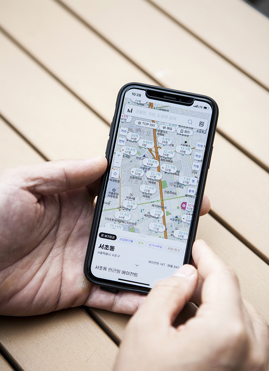 매일 아파트 가격을 이야기하지만, 막상 부동산에 대한 궁금증이 생기면 물어볼 데가 마땅치 않다. 풍문이라도 들을 수 있으면 다행이고, 결국 동네 부동산 업소를 찾아다니며 발품을 팔아야 한다. 지난밤 스마트폰으로 주문한 물건이 새벽에 배송되는 시대, 유독 변화가 느린 분야가 있다면 부동산이 아닐까. 프롭테크 스타트업 ‘디스코’는 여전히 발품에 의존해야 하는 부동산 시장의 후진적 시스템을 개선한다는 방향성을 가지고 창업했다.