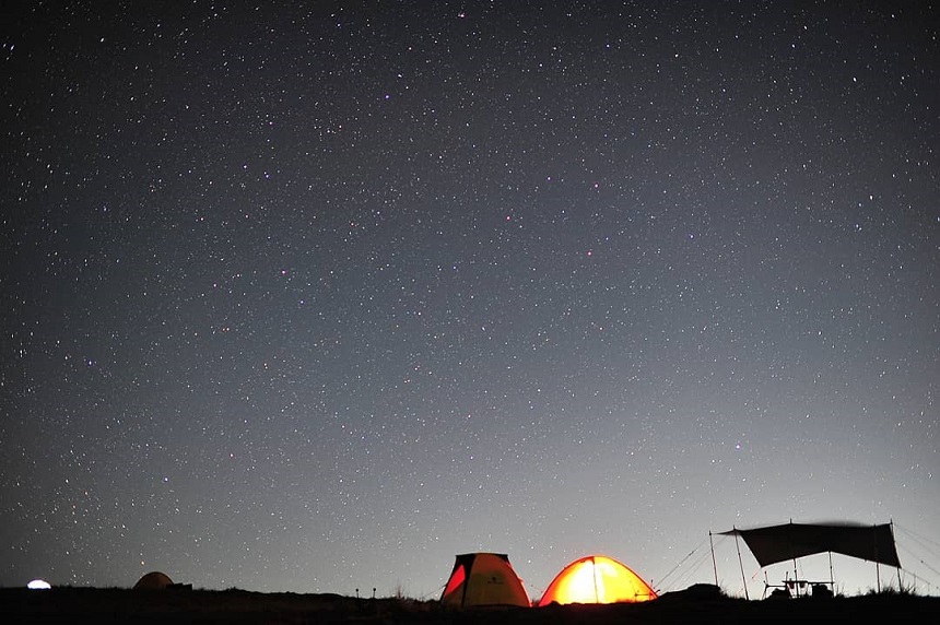 도시의 화려한 야경도 아름답지만 어두운 밤하늘을 수놓은 별빛 아래에 서면 연신 감탄사만 이어질 뿐. 현대인의 메마른 마음은 대자연의 품 안에서 촉촉한 감성으로 젖어든다. 별 하나, 별 둘 헤아리며 낭만에 빠지는 초겨울밤의 이벤트 ‘별보기’.