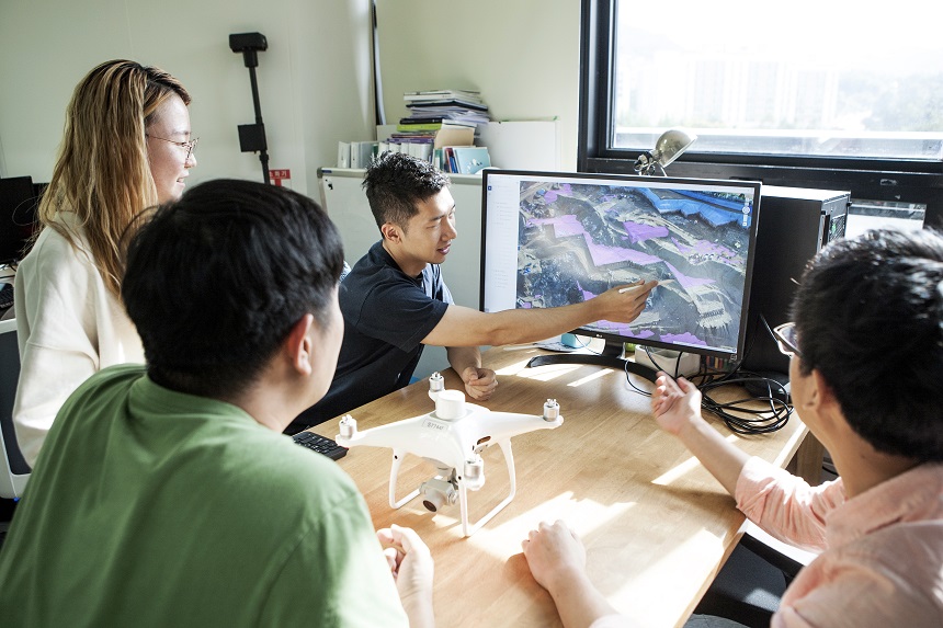 기술은 사람을 위해 존재하지만, 그 기술을 활용해 취득한 정보를 더욱 가치 있게 활용하는 것은 결국 사람의 몫이다. 국내 최초 콘테크 스타트업 엔젤스윙은 드론으로 얻은 데이터를 더욱 가치 있는 정보로 활용하도록 돕는 드론 데이터 솔루션을 제공한다. 혁신 기술로 사회와 산업 문제를 해결한다는 미션 아래 활동하는 벤처기업의 날갯짓은 건설 현장에 혁신을 이끌고 있다