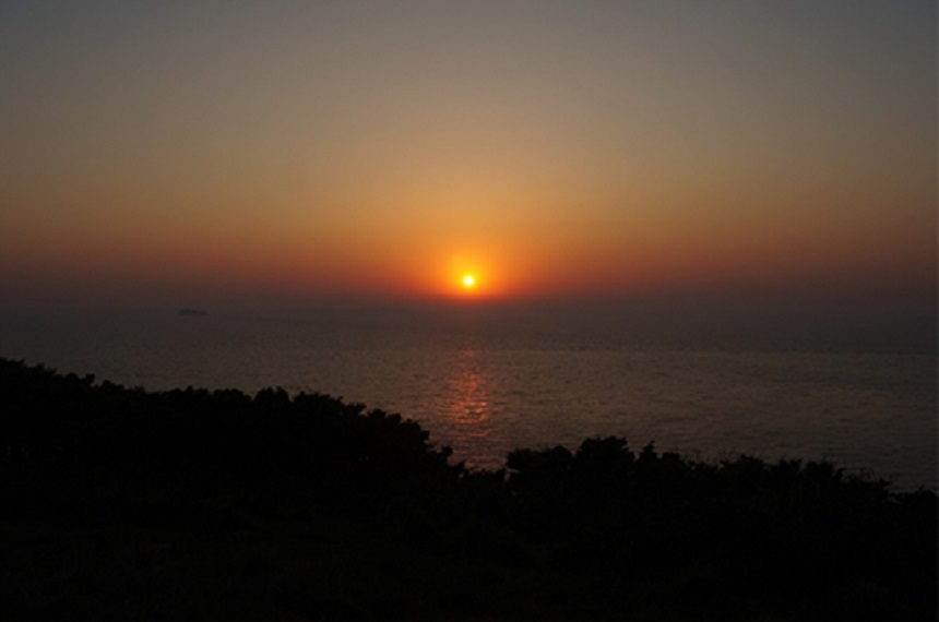 도시의 화려한 야경도 아름답지만 어두운 밤하늘을 수놓은 별빛 아래에 서면 연신 감탄사만 이어질 뿐. 현대인의 메마른 마음은 대자연의 품 안에서 촉촉한 감성으로 젖어든다. 별 하나, 별 둘 헤아리며 낭만에 빠지는 초겨울밤의 이벤트 ‘별보기’.