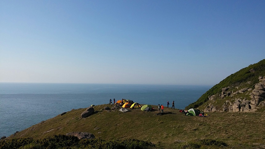 도시의 화려한 야경도 아름답지만 어두운 밤하늘을 수놓은 별빛 아래에 서면 연신 감탄사만 이어질 뿐. 현대인의 메마른 마음은 대자연의 품 안에서 촉촉한 감성으로 젖어든다. 별 하나, 별 둘 헤아리며 낭만에 빠지는 초겨울밤의 이벤트 ‘별보기’.