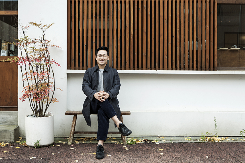 매일 아파트 가격을 이야기하지만, 막상 부동산에 대한 궁금증이 생기면 물어볼 데가 마땅치 않다. 풍문이라도 들을 수 있으면 다행이고, 결국 동네 부동산 업소를 찾아다니며 발품을 팔아야 한다. 지난밤 스마트폰으로 주문한 물건이 새벽에 배송되는 시대, 유독 변화가 느린 분야가 있다면 부동산이 아닐까. 프롭테크 스타트업 ‘디스코’는 여전히 발품에 의존해야 하는 부동산 시장의 후진적 시스템을 개선한다는 방향성을 가지고 창업했다.