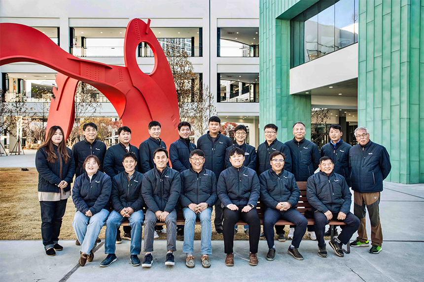 한라가 쇼핑과 예술이 어우러지는 현대프리미엄아울렛 스페이스원(SPACE1) 공사를 최고의 품질로 완성했다. 짧은 공기와 코로나19와 장마로 인한 환경적 어려움까지 겹친 현장의 악조건을 이겨내고 프로젝트를 완수했다. 한라의 시공 노하우가 완성한 프리미엄아울렛의 ‘끝판왕’을 소개한다.