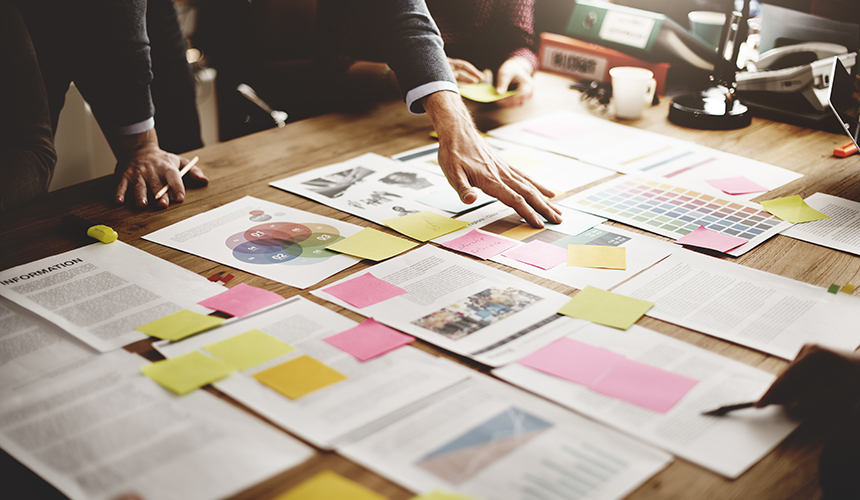 PPT 자료만 바라보는 회의는 이제 그만! 리더의 일장 연설만 듣는 회의도 안녕! 기업 경쟁력의 척도는 바로 회의 문화에 좌우된다. 진정한 소통이 이뤄지고 현실에 적용할 아이디어를 찾아내는 진짜 회의는 리더의 변화에서 시작된다.