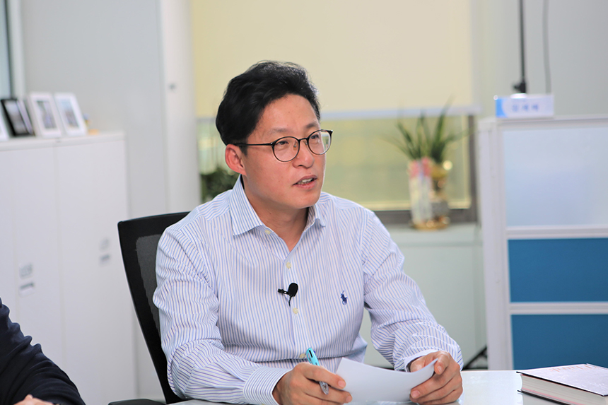 팀별 ‘성장Story’ 시리즈 네 번째 주인공 건설사업본부의 ‘인프라 부문’. 기존의 사업 방식의 틀을 벗어나 적극적인 디벨로퍼로의 진화를 거듭하고 있다. ‘악착같은’ 마음으로 한라의 발전을 이뤄나가는 인프라 부문의 중ㆍ단기 비전과 전략을 들어보았다.