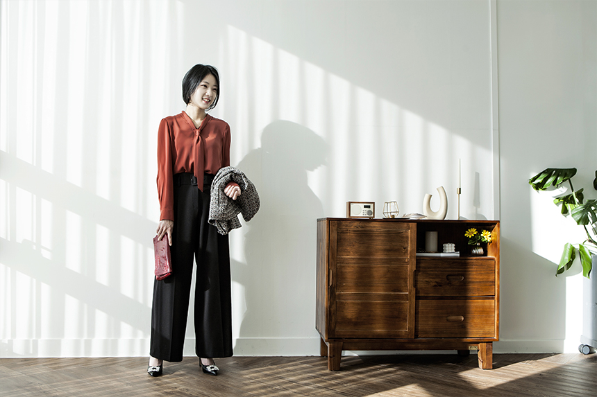 다사다난했던 2020년이 저물어 간다. 팬데믹 시대를 경험하며 일상의 모습은 달라졌지만 그 안에서 희망을 찾고자 노력했던 한해였다. 지난 시간을 위로하고 두려움보다는 설렘으로 새해를 맞이하기 위한 쉼표가 필요한 시기. 올 연말은 가족 및 소수의 지인들과 간단한 식사를 함께하려는 분위기가 눈에 띈다. 현대시티아울렛 가산점 조미림 대리와 오붓한 시간을 빛내줄 스타일링에 도전해 본다.