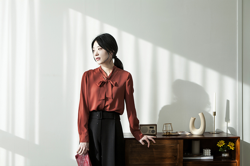 다사다난했던 2020년이 저물어 간다. 팬데믹 시대를 경험하며 일상의 모습은 달라졌지만 그 안에서 희망을 찾고자 노력했던 한해였다. 지난 시간을 위로하고 두려움보다는 설렘으로 새해를 맞이하기 위한 쉼표가 필요한 시기. 올 연말은 가족 및 소수의 지인들과 간단한 식사를 함께하려는 분위기가 눈에 띈다. 현대시티아울렛 가산점 조미림 대리와 오붓한 시간을 빛내줄 스타일링에 도전해 본다.