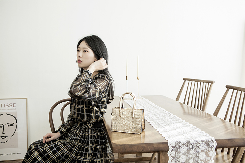 다사다난했던 2020년이 저물어 간다. 팬데믹 시대를 경험하며 일상의 모습은 달라졌지만 그 안에서 희망을 찾고자 노력했던 한해였다. 지난 시간을 위로하고 두려움보다는 설렘으로 새해를 맞이하기 위한 쉼표가 필요한 시기. 올 연말은 가족 및 소수의 지인들과 간단한 식사를 함께하려는 분위기가 눈에 띈다. 현대시티아울렛 가산점 조미림 대리와 오붓한 시간을 빛내줄 스타일링에 도전해 본다.