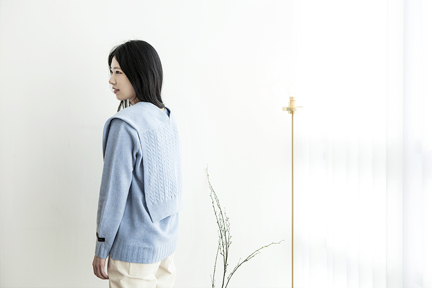 다사다난했던 2020년이 저물어 간다. 팬데믹 시대를 경험하며 일상의 모습은 달라졌지만 그 안에서 희망을 찾고자 노력했던 한해였다. 지난 시간을 위로하고 두려움보다는 설렘으로 새해를 맞이하기 위한 쉼표가 필요한 시기. 올 연말은 가족 및 소수의 지인들과 간단한 식사를 함께하려는 분위기가 눈에 띈다. 현대시티아울렛 가산점 조미림 대리와 오붓한 시간을 빛내줄 스타일링에 도전해 본다.