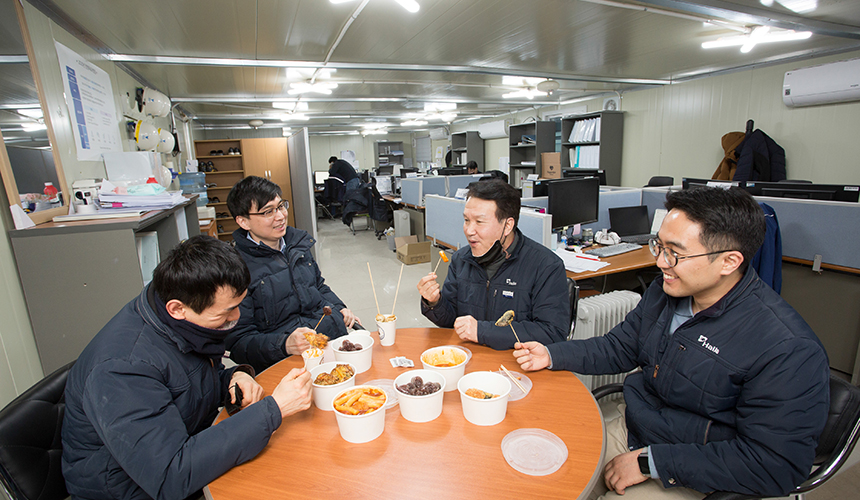 현장 푸드트럭 지원 힘내소(笑) 캠페인의 첫 번째 주인공으로 선정된 이지스명동대수선 현장의 모습을 담았다.