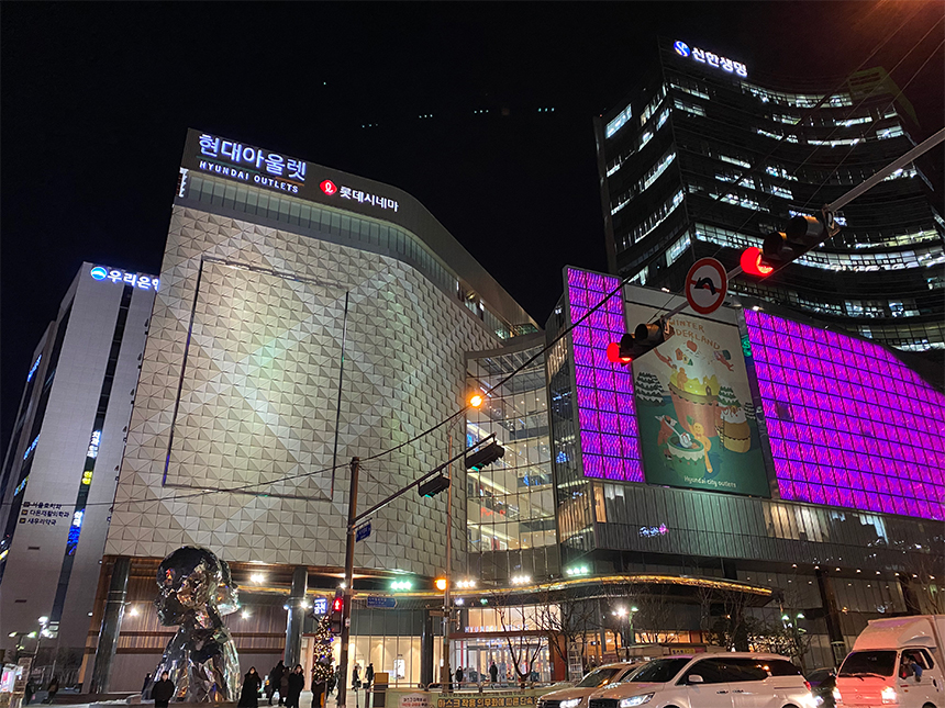 송도레지던스 공무팀 김태경 주니어 프로가 한라에서 제공하는 쇼핑지원금 30만 원의 행운을 거머쥔 첫 번째 주인공이 됐다. 쇼핑지원금은 아버지의 생신선물을 사기 위해 아낌없이 쓰기로 결정, 동생 지은 씨와 현대시티아울렛 가산점으로 향했다.