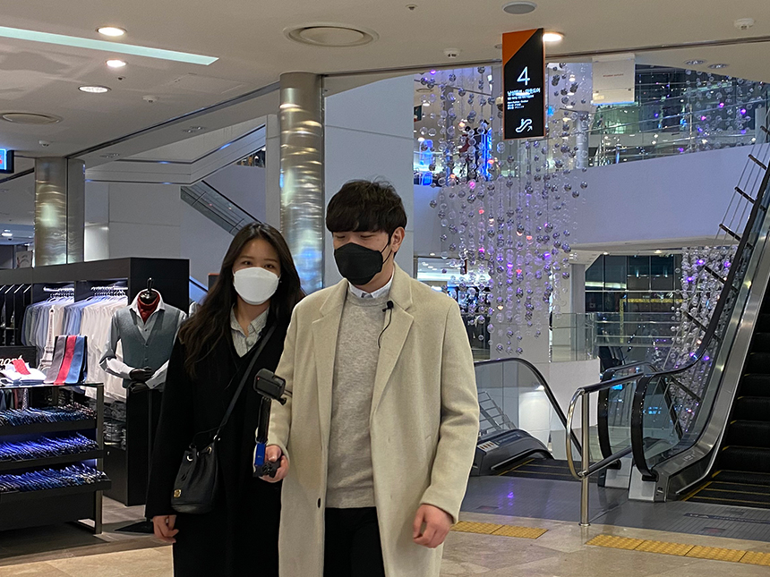 송도레지던스 공무팀 김태경 주니어 프로가 한라에서 제공하는 쇼핑지원금 30만 원의 행운을 거머쥔 첫 번째 주인공이 됐다. 쇼핑지원금은 아버지의 생신선물을 사기 위해 아낌없이 쓰기로 결정, 동생 지은 씨와 현대시티아울렛 가산점으로 향했다.