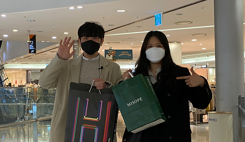 송도레지던스 공무팀 김태경 주니어 프로가 한라에서 제공하는 쇼핑지원금 30만 원의 행운을 거머쥔 첫 번째 주인공이 됐다. 쇼핑지원금은 아버지의 생신선물을 사기 위해 아낌없이 쓰기로 결정, 동생 지은 씨와 현대시티아울렛 가산점으로 향했다.