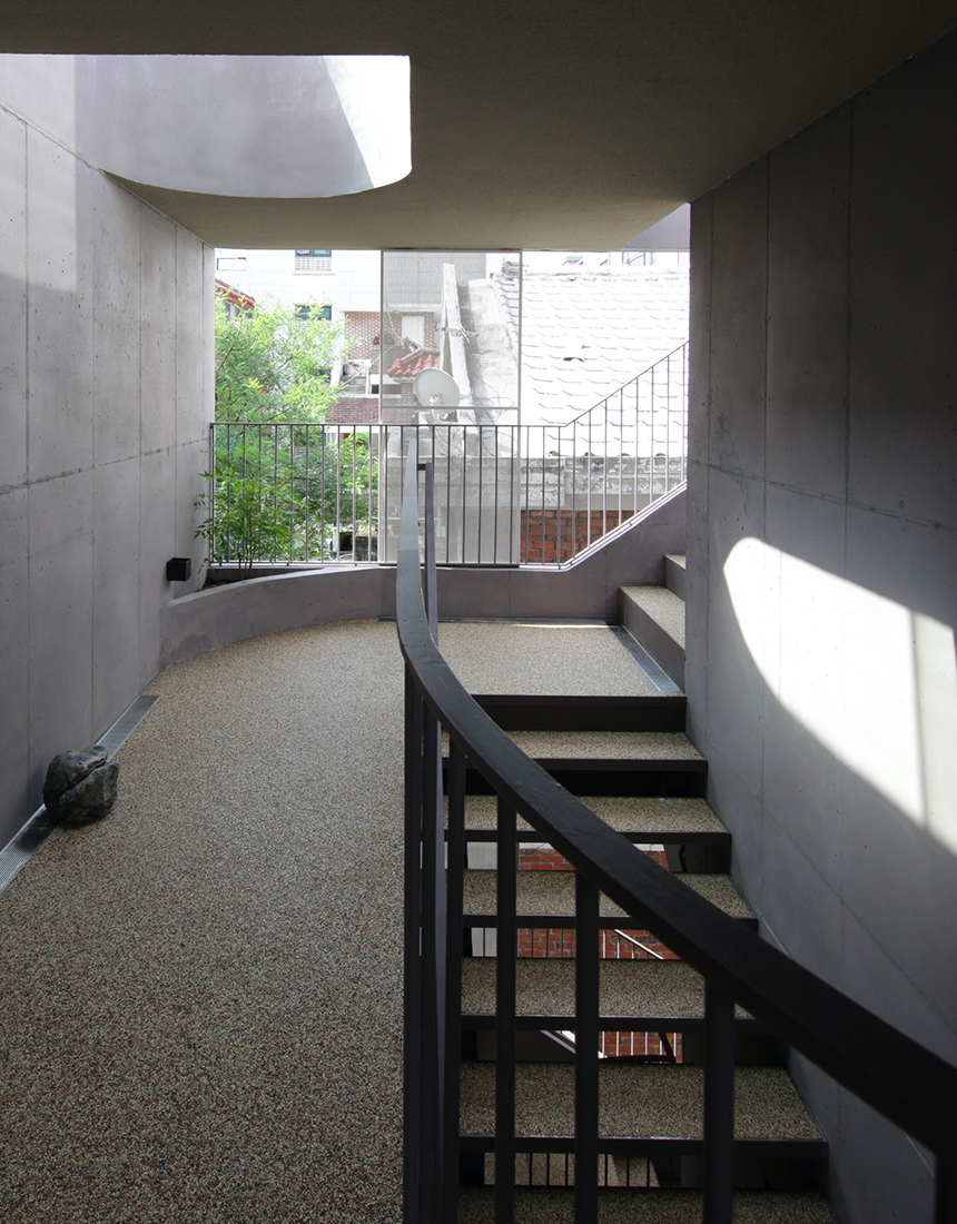 ‘써드플레이스’라는 신개념 공동주택 브랜드를 통해 실험을 이어가는 그를 만나 공간과 관계의 연관성에 대해 물었다. “집이 달라지면 행복해지나요?”