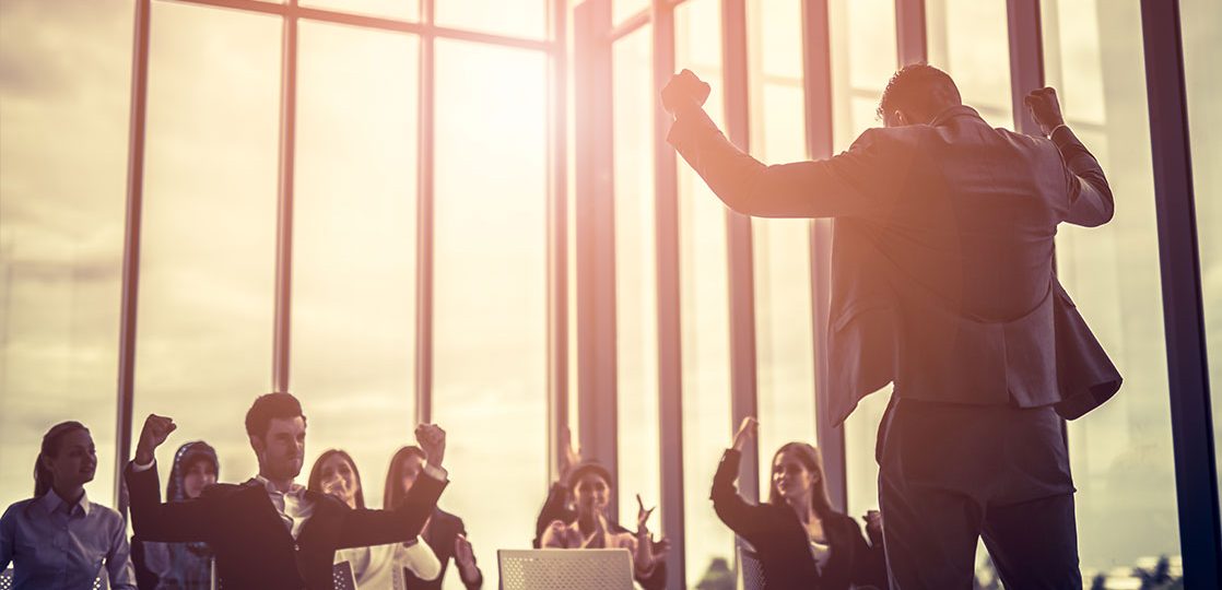 격려는 에너지를 만들어내는 강력한 원동력이다. 기업과 리더는 격려라는 긍정의 도구를 활용하는 지혜가 필요하다. 기업 구성원들의 지치지 않는 열정과 노력을 원한다면 차고 넘치도록 칭찬하고 지지하며 그들의 용기를 북돋워주어야 한다. 지금 당장!