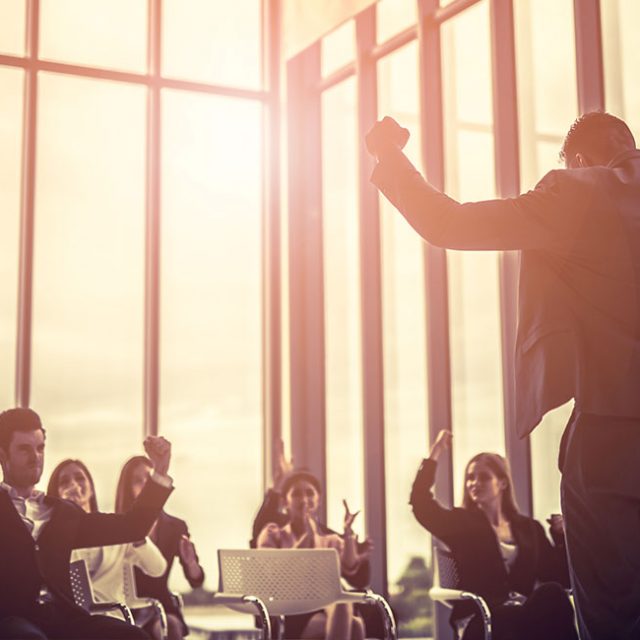 격려는 에너지를 만들어내는 강력한 원동력이다. 기업과 리더는 격려라는 긍정의 도구를 활용하는 지혜가 필요하다. 기업 구성원들의 지치지 않는 열정과 노력을 원한다면 차고 넘치도록 칭찬하고 지지하며 그들의 용기를 북돋워주어야 한다. 지금 당장!