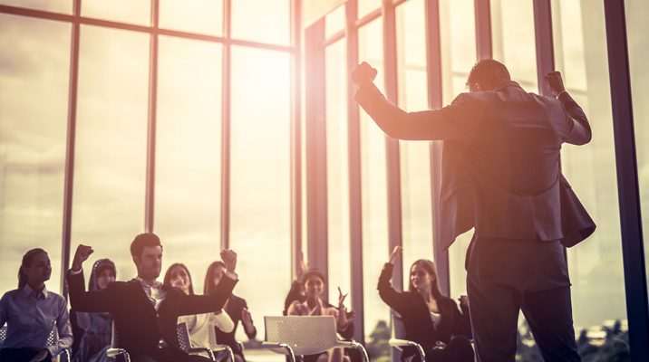 격려는 에너지를 만들어내는 강력한 원동력이다. 기업과 리더는 격려라는 긍정의 도구를 활용하는 지혜가 필요하다. 기업 구성원들의 지치지 않는 열정과 노력을 원한다면 차고 넘치도록 칭찬하고 지지하며 그들의 용기를 북돋워주어야 한다. 지금 당장!