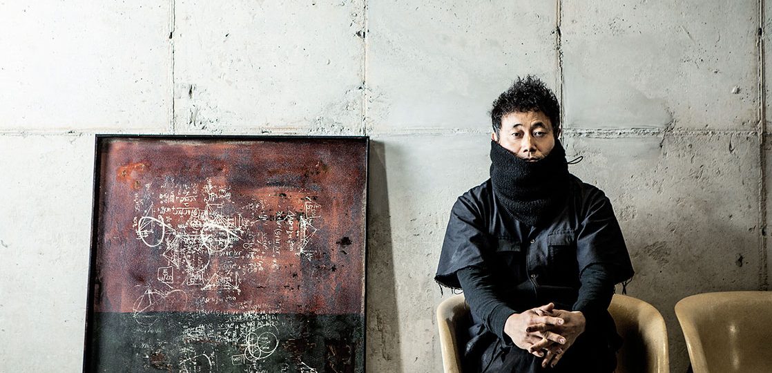 허명욱 작가는 철판과 나무로 틀을 잡고 옻칠로 색을 올리고 또 올리는 작업을 두고 시간을 쌓는다고 했다. 옻칠화 한 작품이 완성되기까지 수개월, 아니 수년이 걸린다. 그 안에는 얼마나 많은 감정과 사연이 서릴까. 작가 허명욱은 15년 전 경기도 용인 산 중턱에 작업실을 지었다. 작품 활동이 활발해지면서 공간은 점차 늘어났고, 공간이 늘면서 작품 세계도 확장하고 있다. 허명욱 작가를 만나 그의 공간과 작품 세계에 관해 물었다.