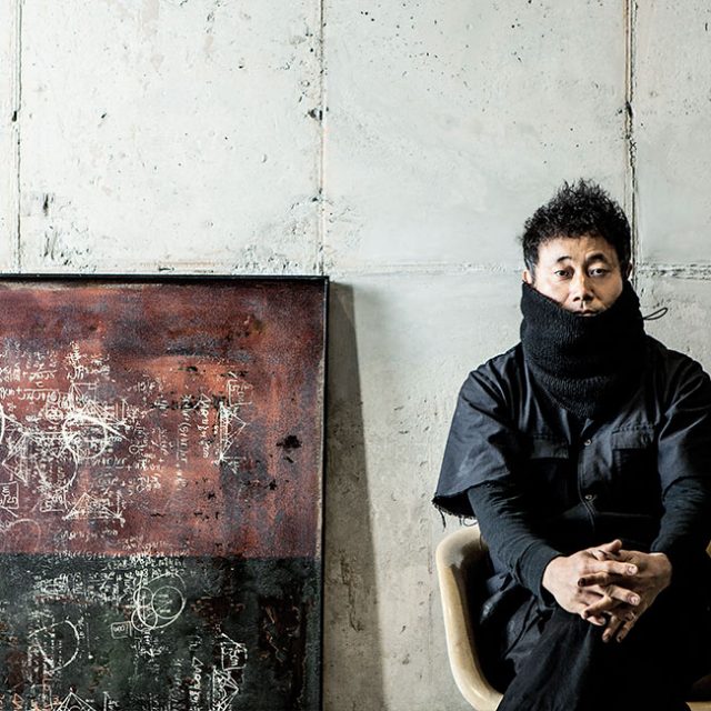 허명욱 작가는 철판과 나무로 틀을 잡고 옻칠로 색을 올리고 또 올리는 작업을 두고 시간을 쌓는다고 했다. 옻칠화 한 작품이 완성되기까지 수개월, 아니 수년이 걸린다. 그 안에는 얼마나 많은 감정과 사연이 서릴까. 작가 허명욱은 15년 전 경기도 용인 산 중턱에 작업실을 지었다. 작품 활동이 활발해지면서 공간은 점차 늘어났고, 공간이 늘면서 작품 세계도 확장하고 있다. 허명욱 작가를 만나 그의 공간과 작품 세계에 관해 물었다.