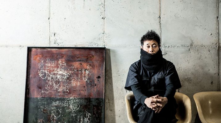 허명욱 작가는 철판과 나무로 틀을 잡고 옻칠로 색을 올리고 또 올리는 작업을 두고 시간을 쌓는다고 했다. 옻칠화 한 작품이 완성되기까지 수개월, 아니 수년이 걸린다. 그 안에는 얼마나 많은 감정과 사연이 서릴까. 작가 허명욱은 15년 전 경기도 용인 산 중턱에 작업실을 지었다. 작품 활동이 활발해지면서 공간은 점차 늘어났고, 공간이 늘면서 작품 세계도 확장하고 있다. 허명욱 작가를 만나 그의 공간과 작품 세계에 관해 물었다.