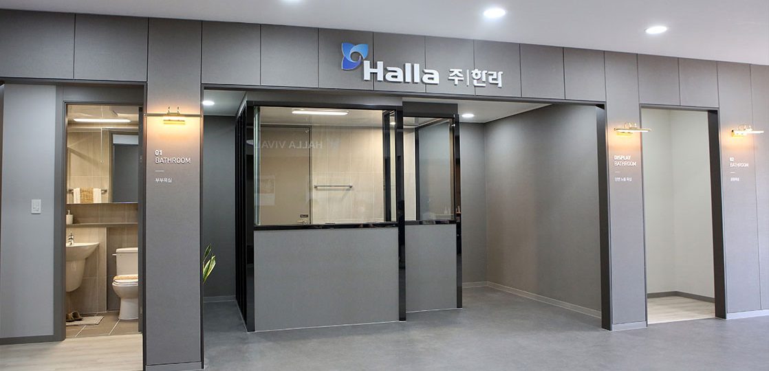 한라는 OSC(Off-Site Construction) 전략의 일환으로 추진 중인 시스템 욕실의 정착을 위해 경기도시흥 배곧신도시에 쇼룸을 구축해 지난 4월 1일 개관했다. 기존 습식 욕실에 반해 시공의 편의성과 균일하고 높은 품질을 보장하는 시스템 욕실 공법은 건설 현장의 풍경을 변화시킬 것이다. 건축기술팀 오상욱 팀장과 유동욱 프로를 만나 시스템 욕실 공법에 관해 자세히 들어봤다.