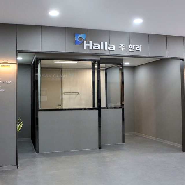 한라는 OSC(Off-Site Construction) 전략의 일환으로 추진 중인 시스템 욕실의 정착을 위해 경기도시흥 배곧신도시에 쇼룸을 구축해 지난 4월 1일 개관했다. 기존 습식 욕실에 반해 시공의 편의성과 균일하고 높은 품질을 보장하는 시스템 욕실 공법은 건설 현장의 풍경을 변화시킬 것이다. 건축기술팀 오상욱 팀장과 유동욱 프로를 만나 시스템 욕실 공법에 관해 자세히 들어봤다.