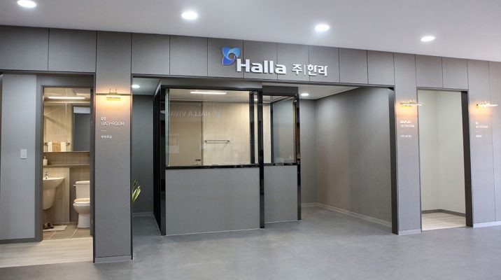 한라는 OSC(Off-Site Construction) 전략의 일환으로 추진 중인 시스템 욕실의 정착을 위해 경기도시흥 배곧신도시에 쇼룸을 구축해 지난 4월 1일 개관했다. 기존 습식 욕실에 반해 시공의 편의성과 균일하고 높은 품질을 보장하는 시스템 욕실 공법은 건설 현장의 풍경을 변화시킬 것이다. 건축기술팀 오상욱 팀장과 유동욱 프로를 만나 시스템 욕실 공법에 관해 자세히 들어봤다.