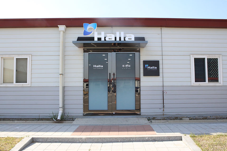 한라는 OSC(Off-Site Construction) 전략의 일환으로 추진 중인 시스템 욕실의 정착을 위해 경기도시흥 배곧신도시에 쇼룸을 구축해 지난 4월 1일 개관했다. 기존 습식 욕실에 반해 시공의 편의성과 균일하고 높은 품질을 보장하는 시스템 욕실 공법은 건설 현장의 풍경을 변화시킬 것이다. 건축기술팀 오상욱 팀장과 유동욱 프로를 만나 시스템 욕실 공법에 관해 자세히 들어봤다.