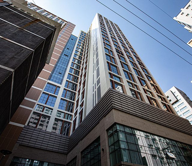 사보이시티 잠실 오피스텔 신축공사가 준공을 하고 입주를 시작했다. 극복해야 할 난관이 많은 도심지 공사임에도 불구하고 한라의 시공 실력과 열정을 고스란히 담아 프로젝트 완수라는 성공의 마침표를 찍었다. ‘눈물 없이 들을 수 없는(?)’ 현장의 지난 시간을 되짚어 본다.