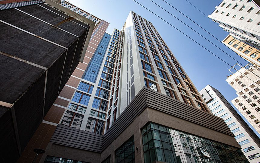 사보이시티 잠실 오피스텔 신축공사가 준공을 하고 입주를 시작했다. 극복해야 할 난관이 많은 도심지 공사임에도 불구하고 한라의 시공 실력과 열정을 고스란히 담아 프로젝트 완수라는 성공의 마침표를 찍었다. ‘눈물 없이 들을 수 없는(?)’ 현장의 지난 시간을 되짚어 본다.