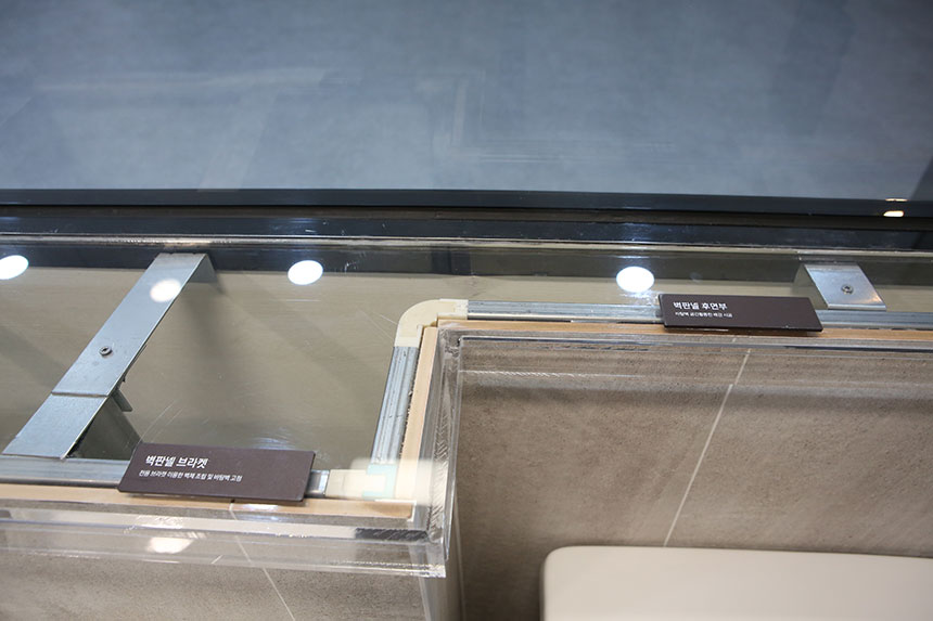 한라는 OSC(Off-Site Construction) 전략의 일환으로 추진 중인 시스템 욕실의 정착을 위해 경기도시흥 배곧신도시에 쇼룸을 구축해 지난 4월 1일 개관했다. 기존 습식 욕실에 반해 시공의 편의성과 균일하고 높은 품질을 보장하는 시스템 욕실 공법은 건설 현장의 풍경을 변화시킬 것이다. 건축기술팀 오상욱 팀장과 유동욱 프로를 만나 시스템 욕실 공법에 관해 자세히 들어봤다.