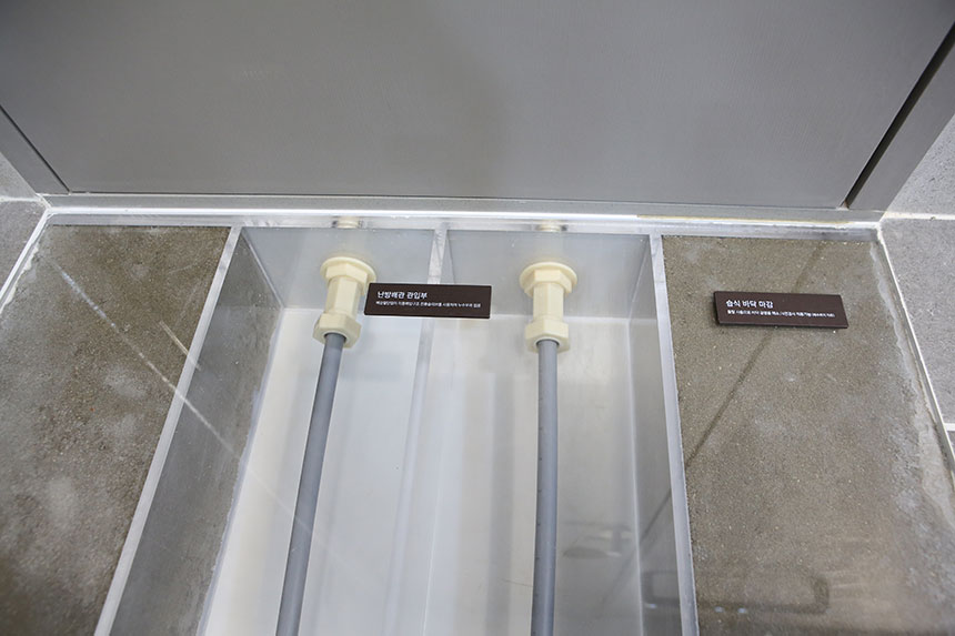 한라는 OSC(Off-Site Construction) 전략의 일환으로 추진 중인 시스템 욕실의 정착을 위해 경기도시흥 배곧신도시에 쇼룸을 구축해 지난 4월 1일 개관했다. 기존 습식 욕실에 반해 시공의 편의성과 균일하고 높은 품질을 보장하는 시스템 욕실 공법은 건설 현장의 풍경을 변화시킬 것이다. 건축기술팀 오상욱 팀장과 유동욱 프로를 만나 시스템 욕실 공법에 관해 자세히 들어봤다.