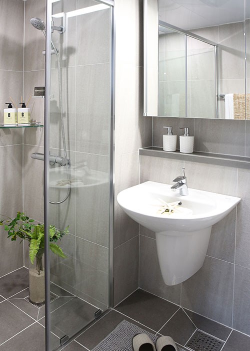 한라는 OSC(Off-Site Construction) 전략의 일환으로 추진 중인 시스템 욕실의 정착을 위해 경기도시흥 배곧신도시에 쇼룸을 구축해 지난 4월 1일 개관했다. 기존 습식 욕실에 반해 시공의 편의성과 균일하고 높은 품질을 보장하는 시스템 욕실 공법은 건설 현장의 풍경을 변화시킬 것이다. 건축기술팀 오상욱 팀장과 유동욱 프로를 만나 시스템 욕실 공법에 관해 자세히 들어봤다.