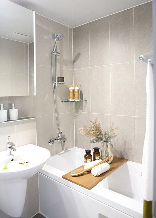 한라는 OSC(Off-Site Construction) 전략의 일환으로 추진 중인 시스템 욕실의 정착을 위해 경기도시흥 배곧신도시에 쇼룸을 구축해 지난 4월 1일 개관했다. 기존 습식 욕실에 반해 시공의 편의성과 균일하고 높은 품질을 보장하는 시스템 욕실 공법은 건설 현장의 풍경을 변화시킬 것이다. 건축기술팀 오상욱 팀장과 유동욱 프로를 만나 시스템 욕실 공법에 관해 자세히 들어봤다.