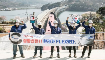 구불구불한 낡은 철로는 낭만의 장소는 될지언정 교통의 편리함과 안전을 보장해주진 못한다. 충남 보령시 일원의 장항선3공구 철로 이설은 주행 시간을 단축하고 사람들이 안전하게 이동할 수 있도록 하는 중요한 공사였다. 산을 관통해 터널을 뚫고 물 위로 교량을 세우며 마침내 올해 1월 5일 남포~판교 구간의 직선화를 완료하고 개통한 현장팀의 노고가 값진 이유다.