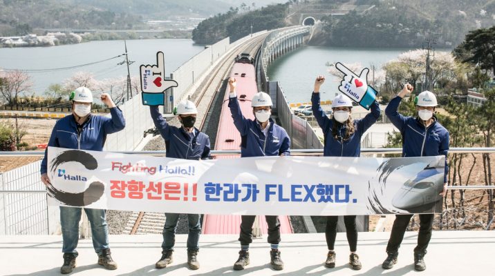 구불구불한 낡은 철로는 낭만의 장소는 될지언정 교통의 편리함과 안전을 보장해주진 못한다. 충남 보령시 일원의 장항선3공구 철로 이설은 주행 시간을 단축하고 사람들이 안전하게 이동할 수 있도록 하는 중요한 공사였다. 산을 관통해 터널을 뚫고 물 위로 교량을 세우며 마침내 올해 1월 5일 남포~판교 구간의 직선화를 완료하고 개통한 현장팀의 노고가 값진 이유다.