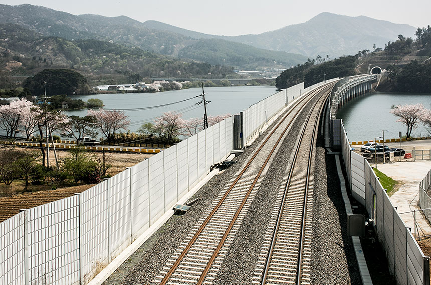 구불구불한 낡은 철로는 낭만의 장소는 될지언정 교통의 편리함과 안전을 보장해주진 못한다. 충남 보령시 일원의 장항선3공구 철로 이설은 주행 시간을 단축하고 사람들이 안전하게 이동할 수 있도록 하는 중요한 공사였다. 산을 관통해 터널을 뚫고 물 위로 교량을 세우며 마침내 올해 1월 5일 남포~판교 구간의 직선화를 완료하고 개통한 현장팀의 노고가 값진 이유다.