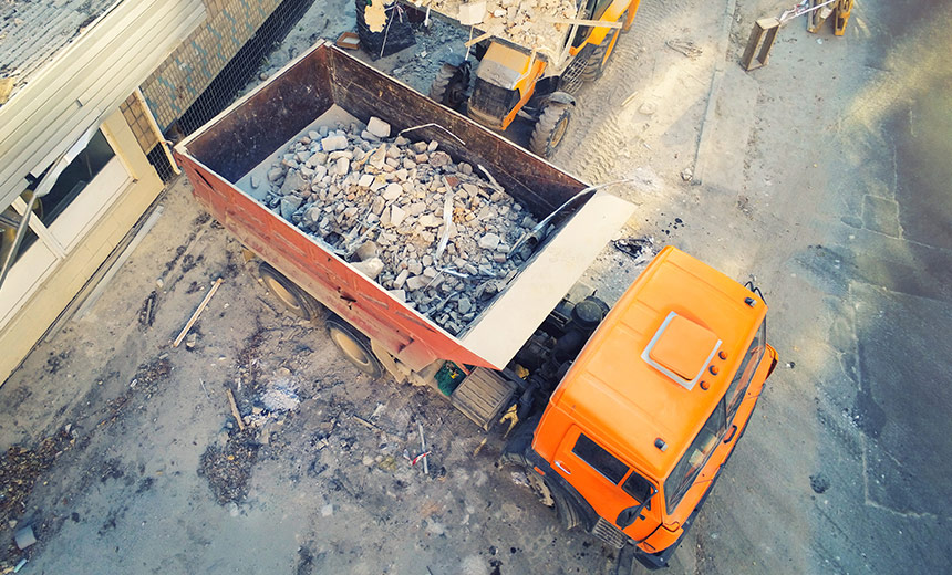 앞으로 건설폐기물 처리가 엄격해지고 재활용 비율이 한층 높아질 것으로 보인다. 새롭게 시행될 분별해체와 순환골재 사용의 의미를 알아보고, 건설사의 역할을 생각해 본다.